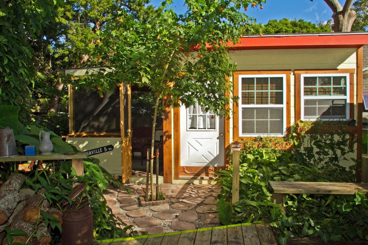 Cute Tropical Cottage Pet Policy