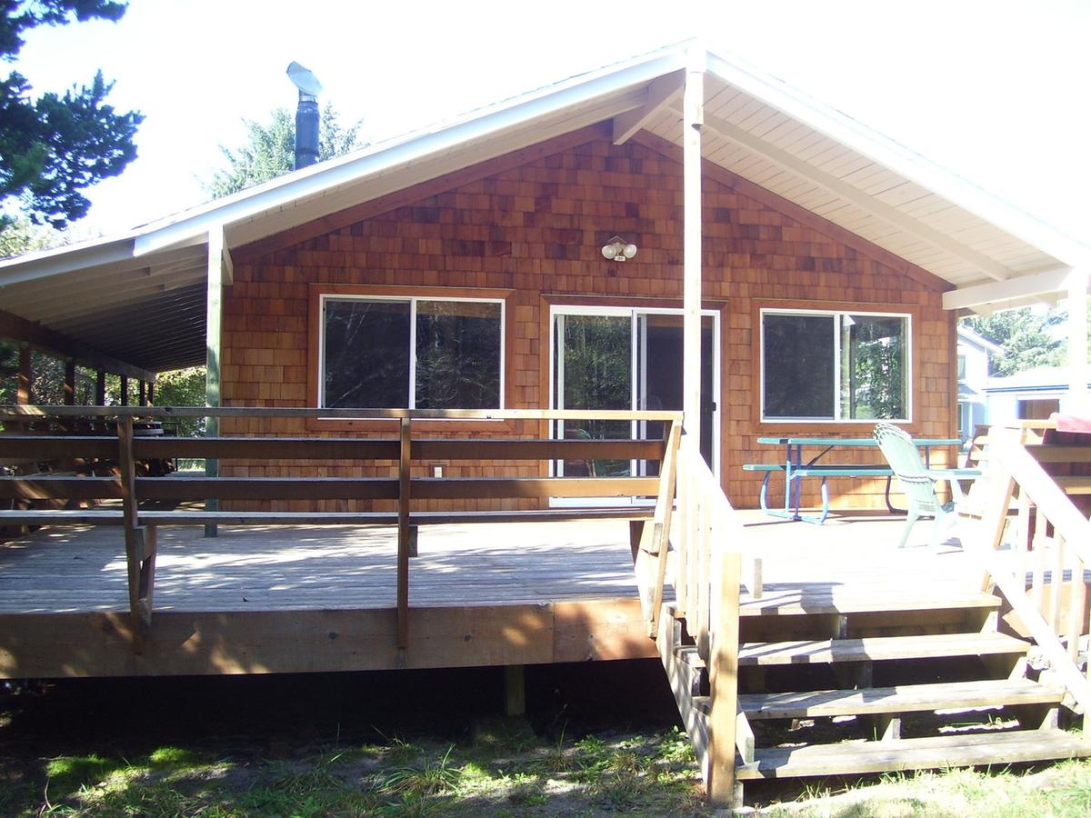 2 Bedroom Cottage With Deck Pet Policy