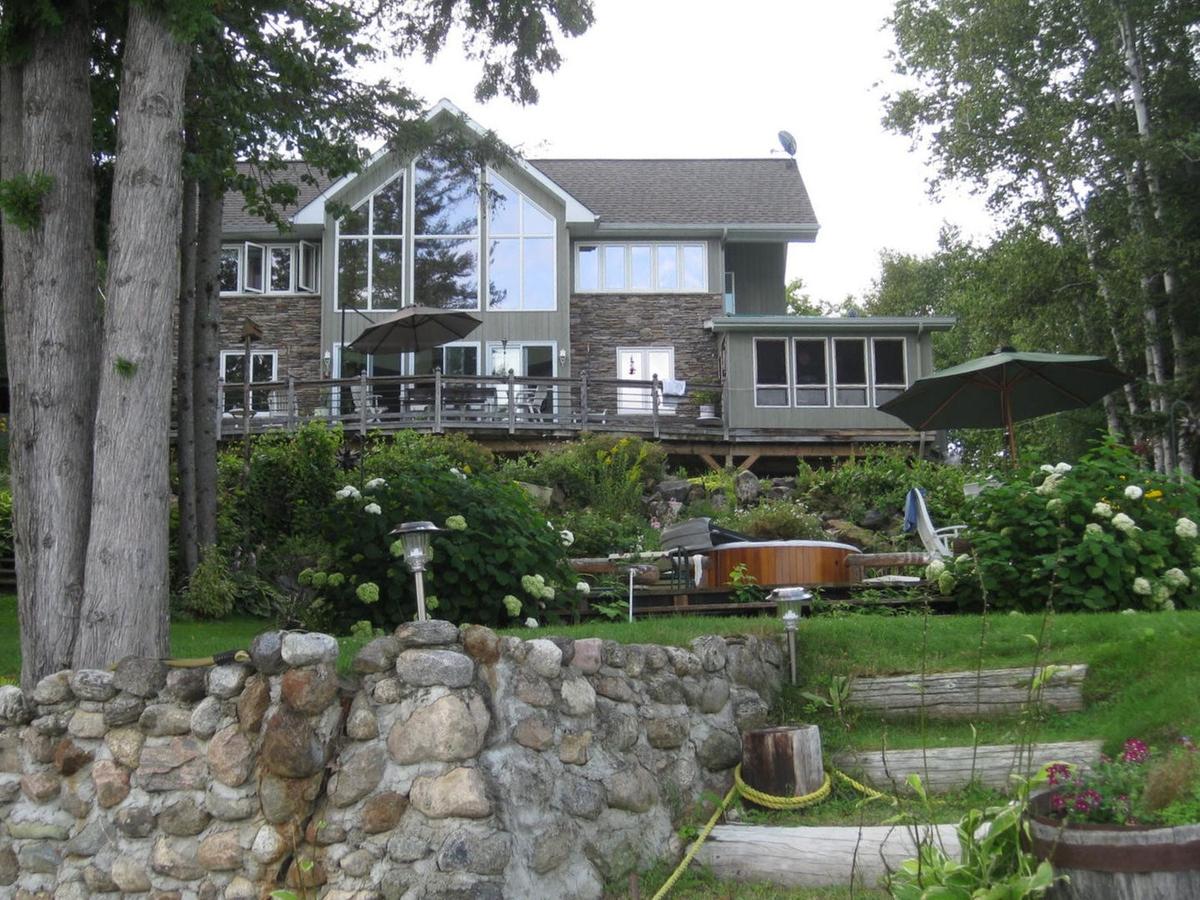 Exquisite Chalet in North Gatineau Pet Policy