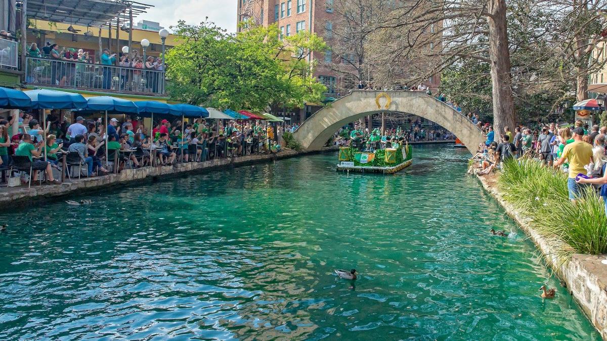 are dogs allowed on the san antonio riverwalk