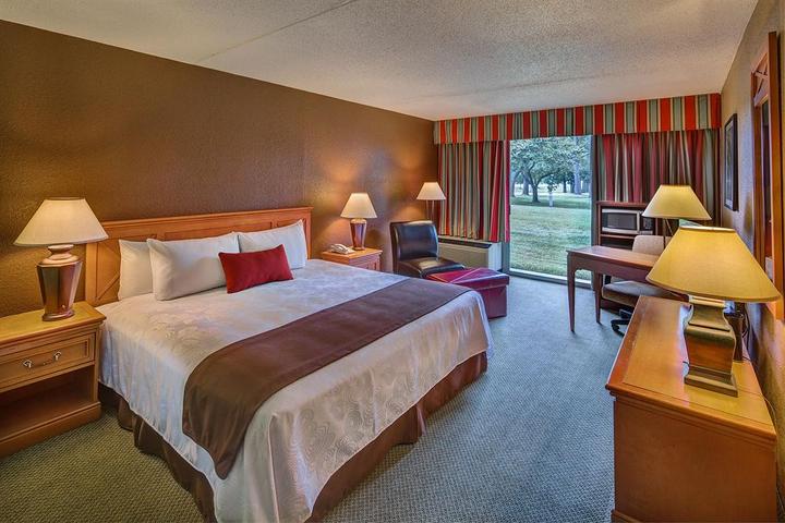 Pet Friendly Whispering Woods Hotel And Conference Center