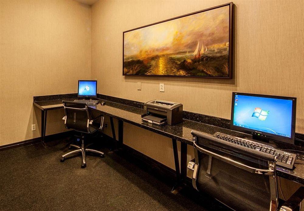 Holiday Inn Montreal Airport Pet Policy