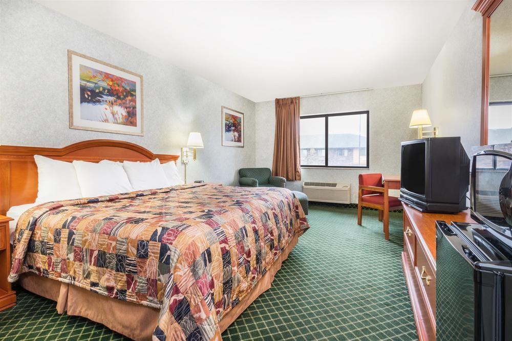 Days Inn Topeka Pet Policy