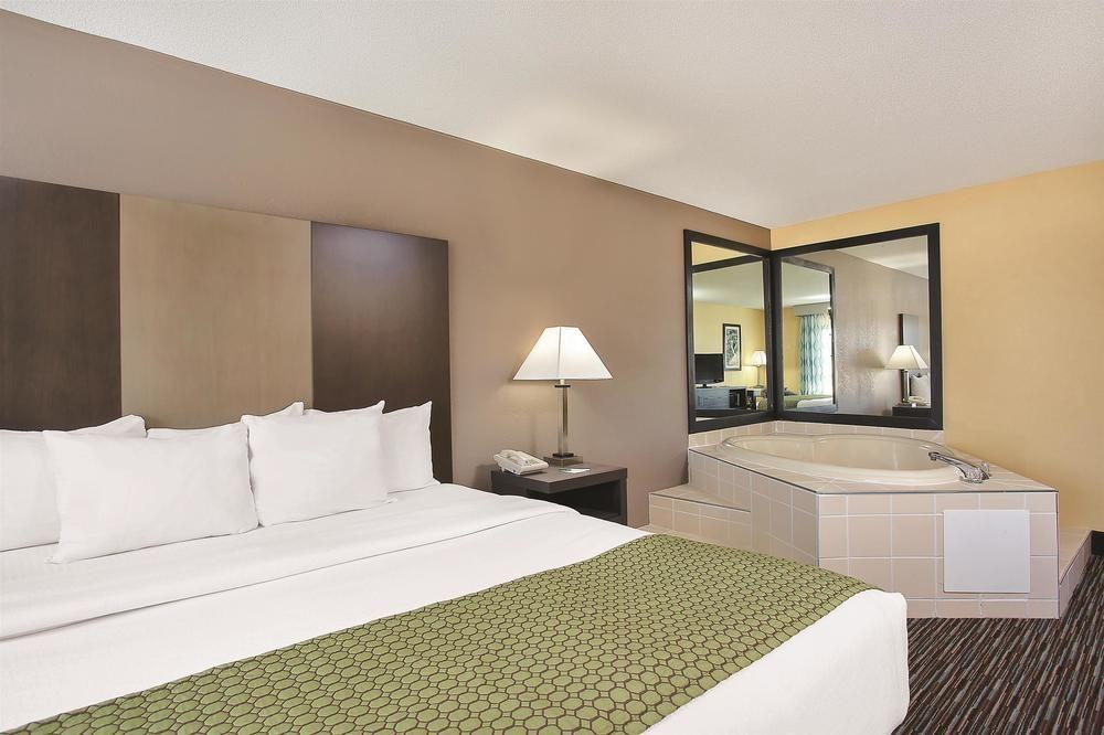 La Quinta Inn Pigeon Dollywood Pet Policy