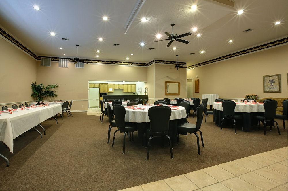 hotels in paris tx that allow pets