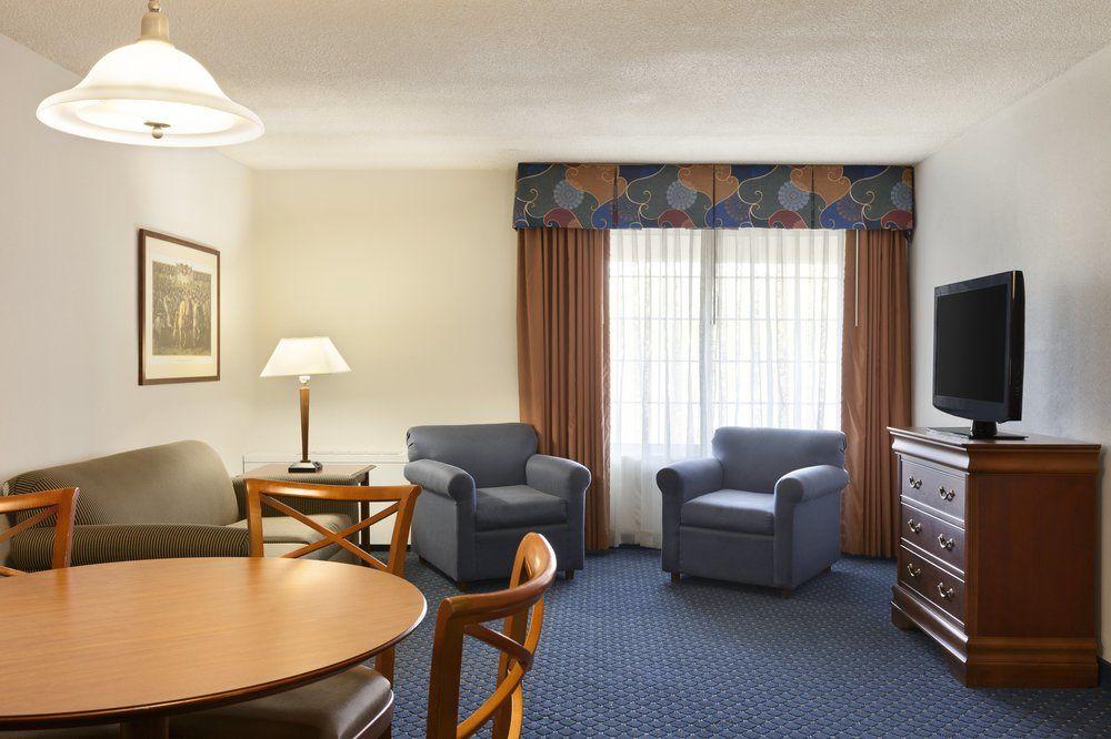 Country Inn Suites Fredericksburg South Pet Policy