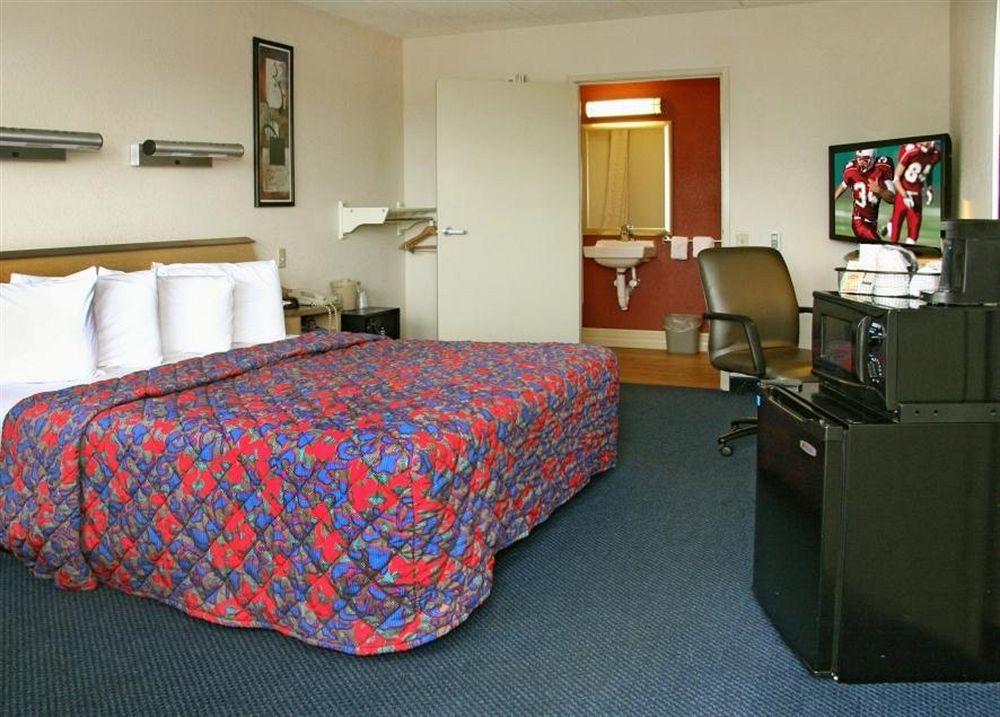 Red Roof Inn Cincinnati Sharonville Pet Policy