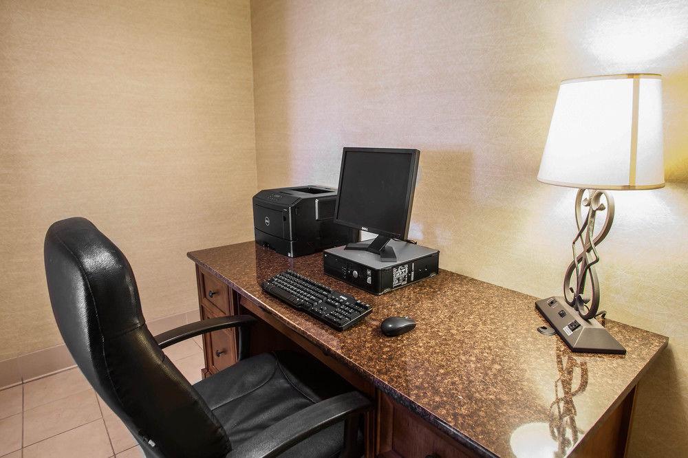 Pet Friendly Hotels In Normal Il Bringfido