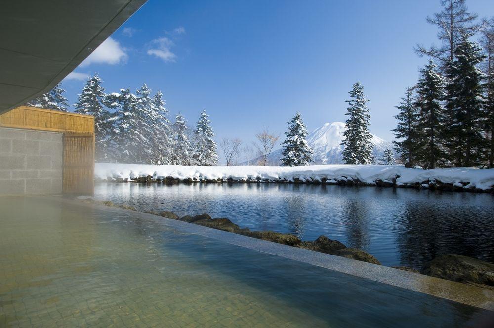This Week S Focus On Niseko Japan The Green Leaf Niseko Hotel Has The Best Outdoor Onsen Hot Spring Ever I Felt Ab Onsen Japan Skiing Japanese Hot Springs