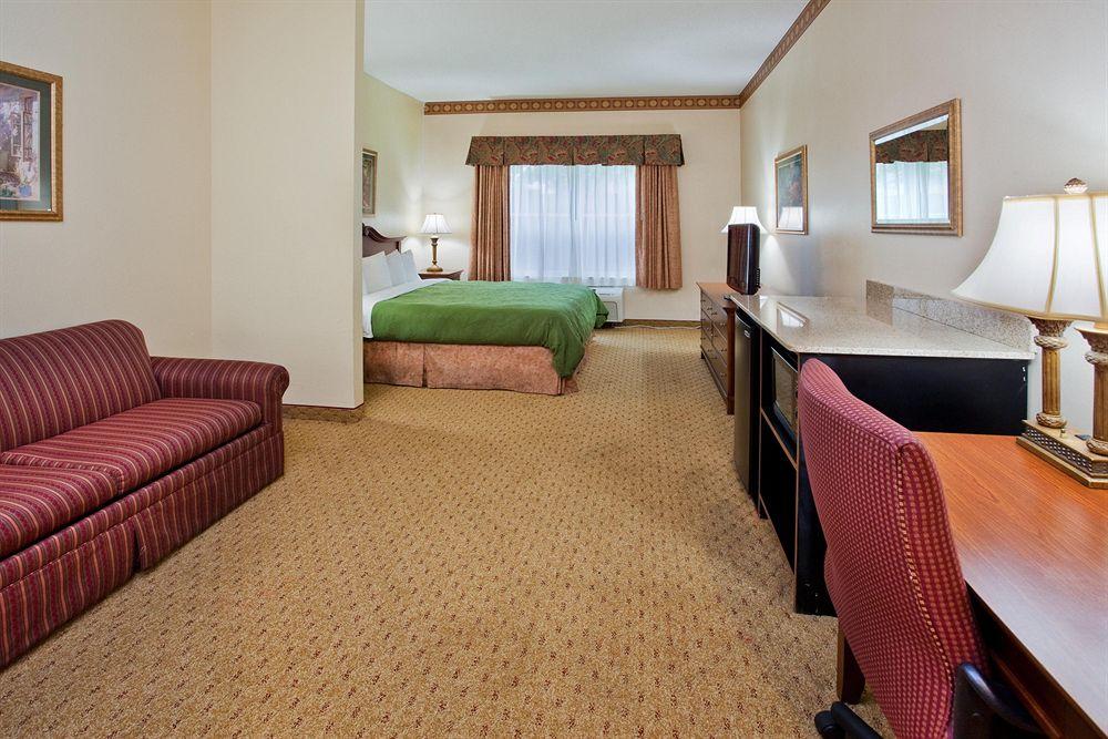 Country Inn Suites Waldorf Pet Policy