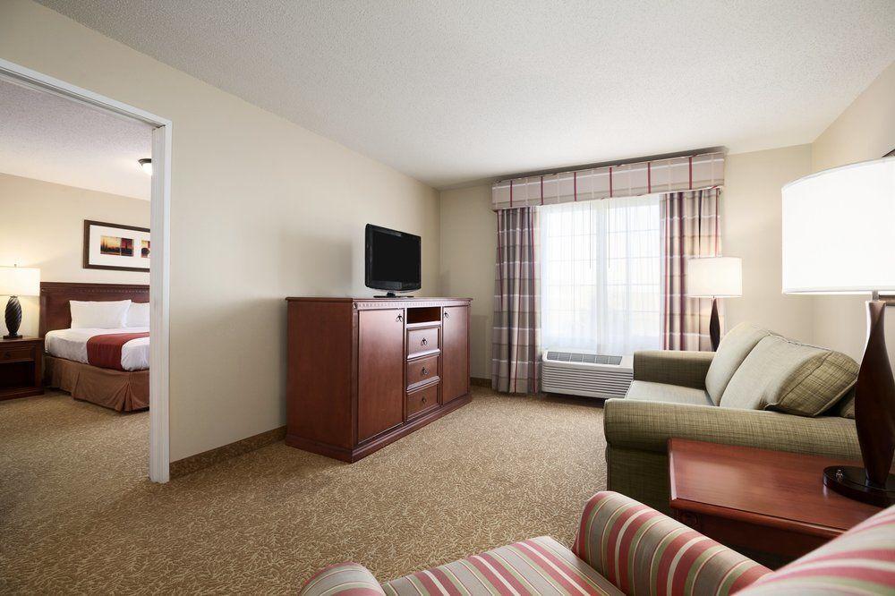 Country Inn & Suites by Radisson Bismarck Pet Policy