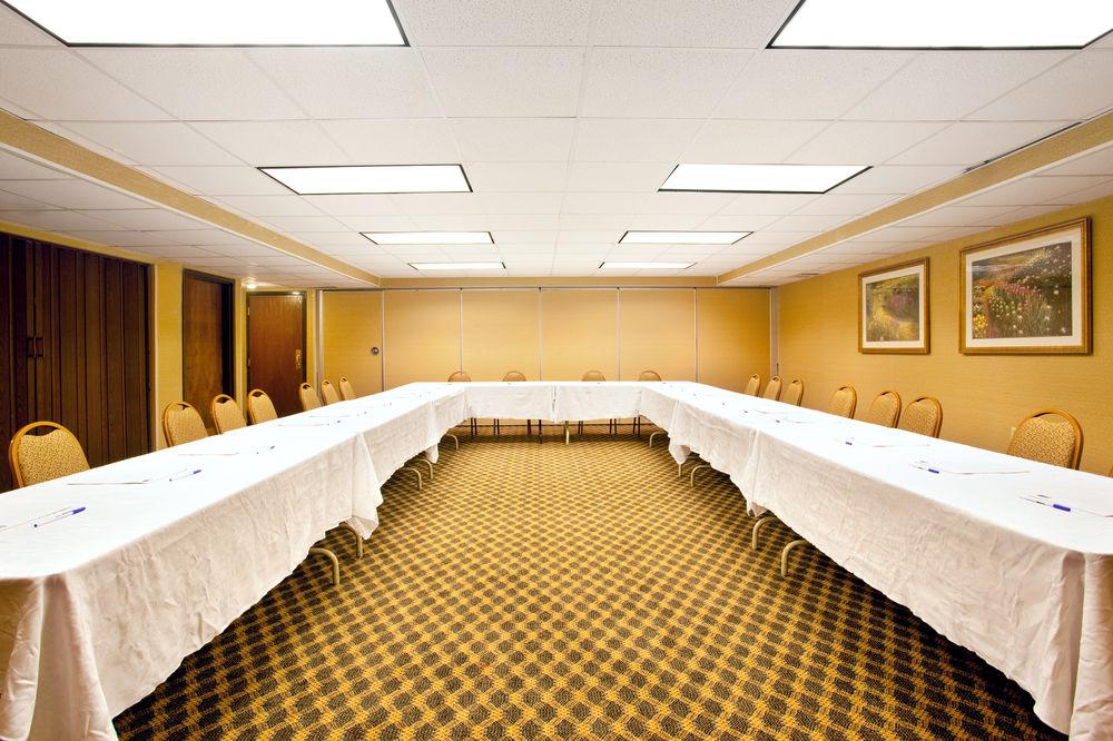 Holiday Inn Express Milwaukee West Medical Center Pet Policy