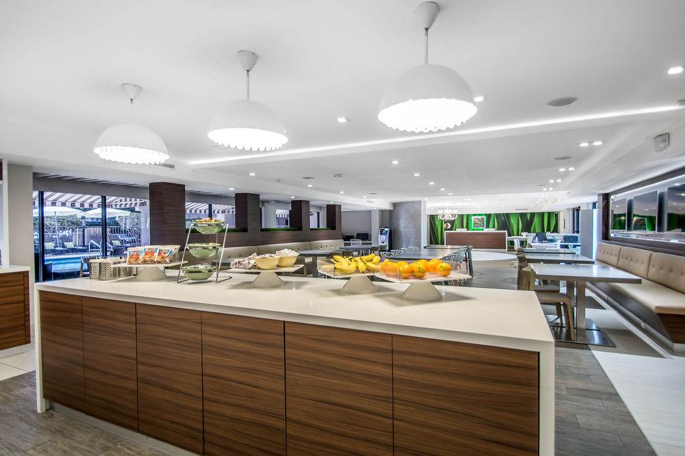 Quality Inn Suites Maingate West Pet Policy