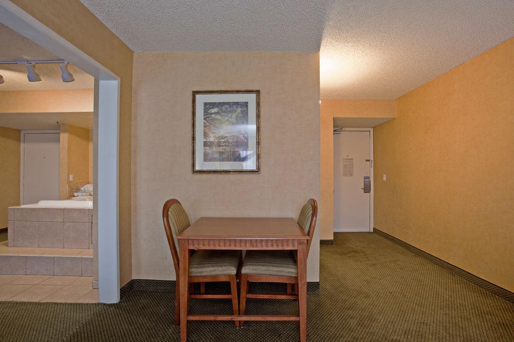 Holiday Inn Express Colton Riverside North Pet Policy