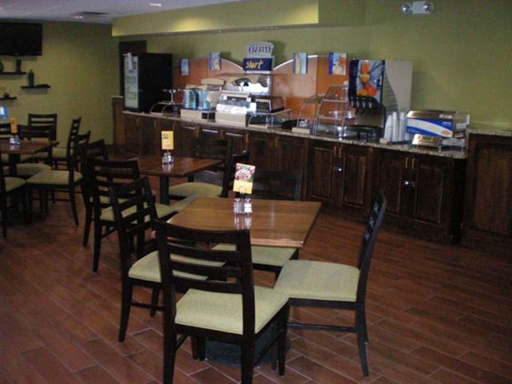 Holiday Inn Express Hotel & Suites Acme Traverse City Pet Policy