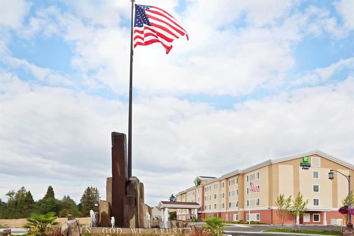 Pet Friendly Holiday Inn Express Hotel & Suites Chehalis Centralia