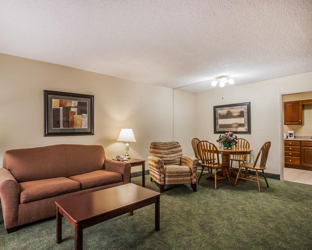 Quality Inn Hotel Paris Tn Pet Policy