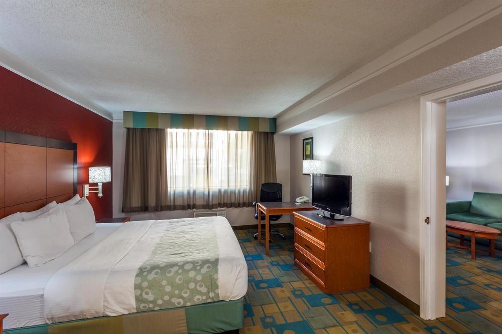 La Quinta Inn Suites Seattle Seatac Pet Policy