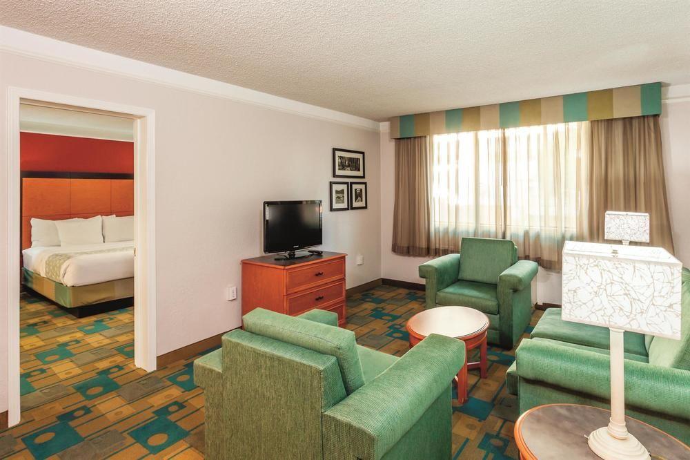 La Quinta Inn Suites Seattle Seatac Pet Policy