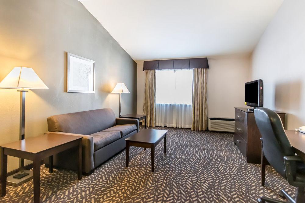 Quality Inn Suites Louisville Airport Pet Policy