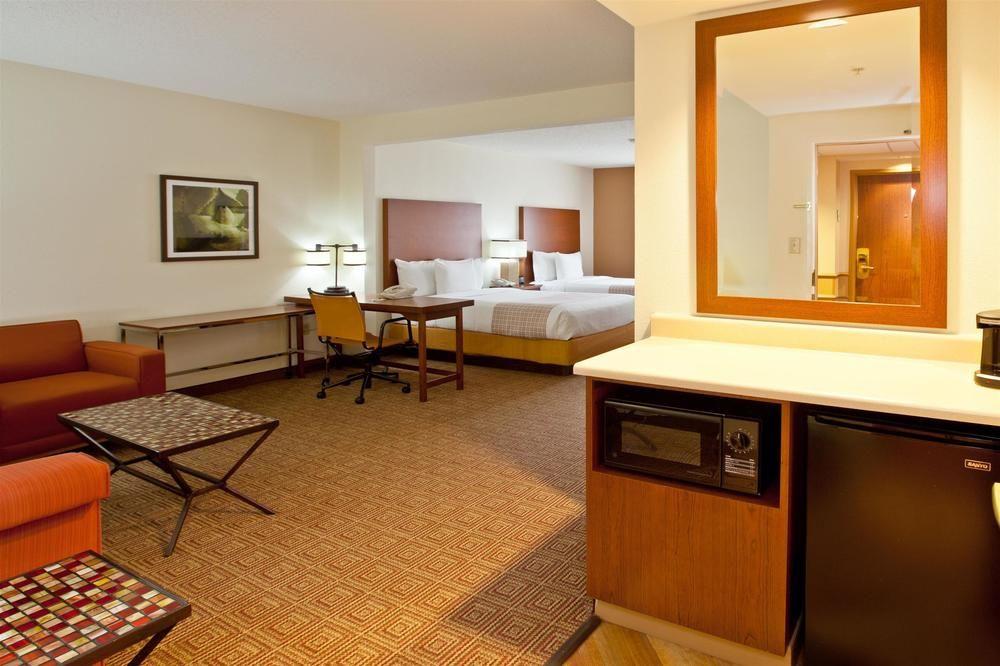 Pet Friendly Hotels In Lake Bluff Il Bringfido