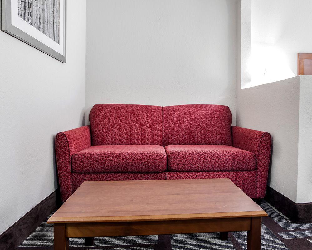 Quality Inn & Suites Kansas City Airport North Pet Policy