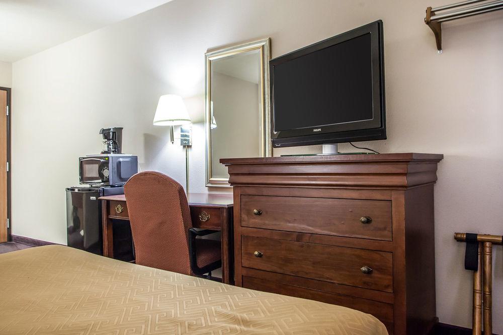 Econo Lodge Inn & Suites Des Moines Pet Policy