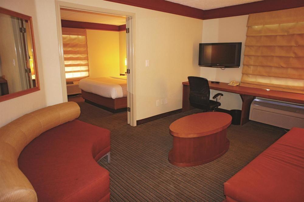 La Quinta Inn Suites Austin Airport Pet Policy