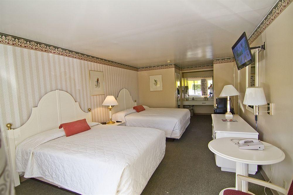 Anaheim Carriage Inn Pet Policy