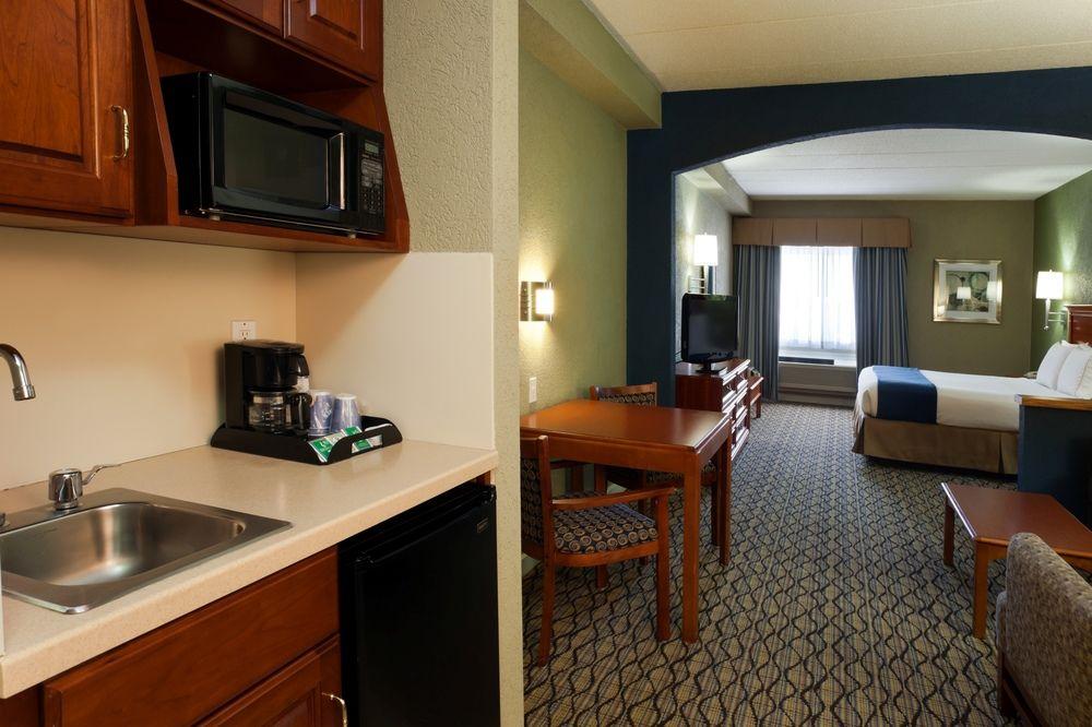Holiday Inn Express Hotel & Suites Port Clinton Catawba Island Pet Policy