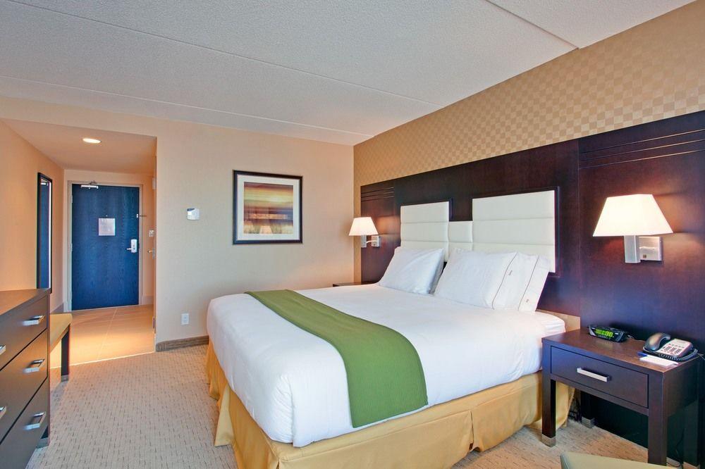 Holiday Inn Express Hotel Suites Ottawa West Nepean Pet Policy