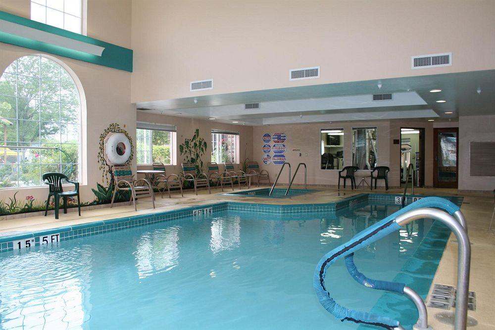 Holiday Inn Express Hotel & Suites Pet Policy