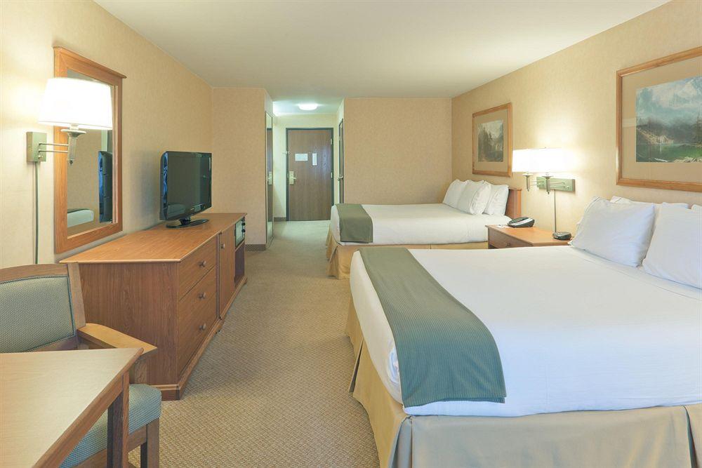 Holiday Inn Express Hotel & Suites Pet Policy