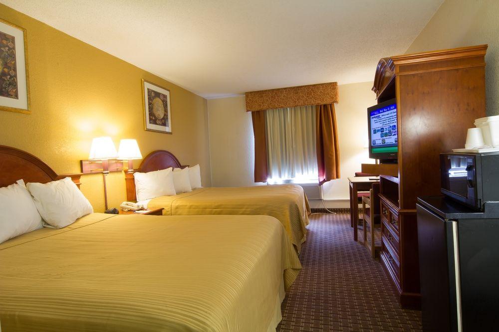 Howard Johnson Inn and Suites Dorney Park Pet Policy
