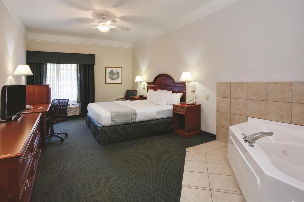 La Quinta Inn Suites Fort Myers Airport Pet Policy