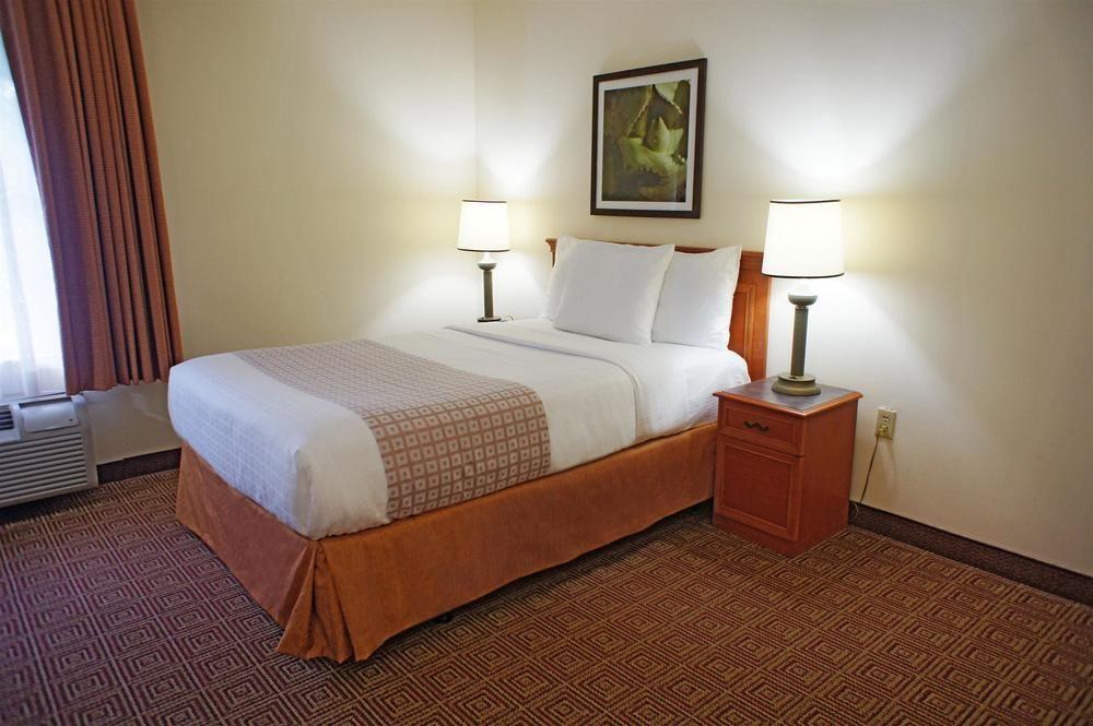 La Quinta Inn Amp Suites Sunrise Sawgrass Mills Pet Policy