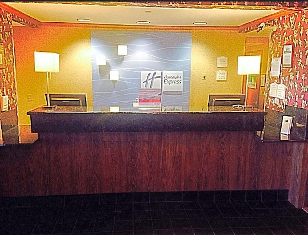 Holiday Inn Express Hotel & Suites Oshkosh SR 41 Pet Policy