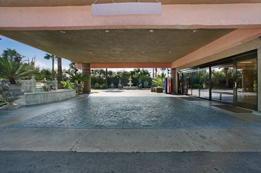 Howard Johnson Inn Fullerton Hotel & Conference Center Pet Policy