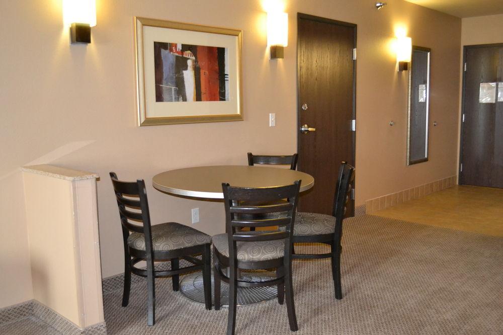 Holiday Inn Express Hotel & Suites Eau Claire North Pet Policy