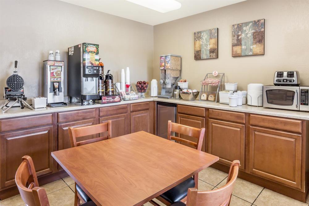 Super 8 Tempe By Wyndham Tempe Asu Airport Is Pet Friendly