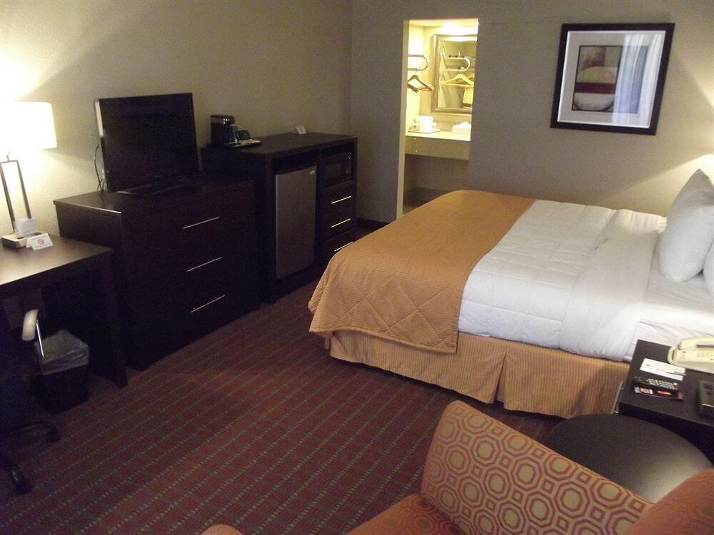 Quality Inn Phoenix Airport Pet Policy