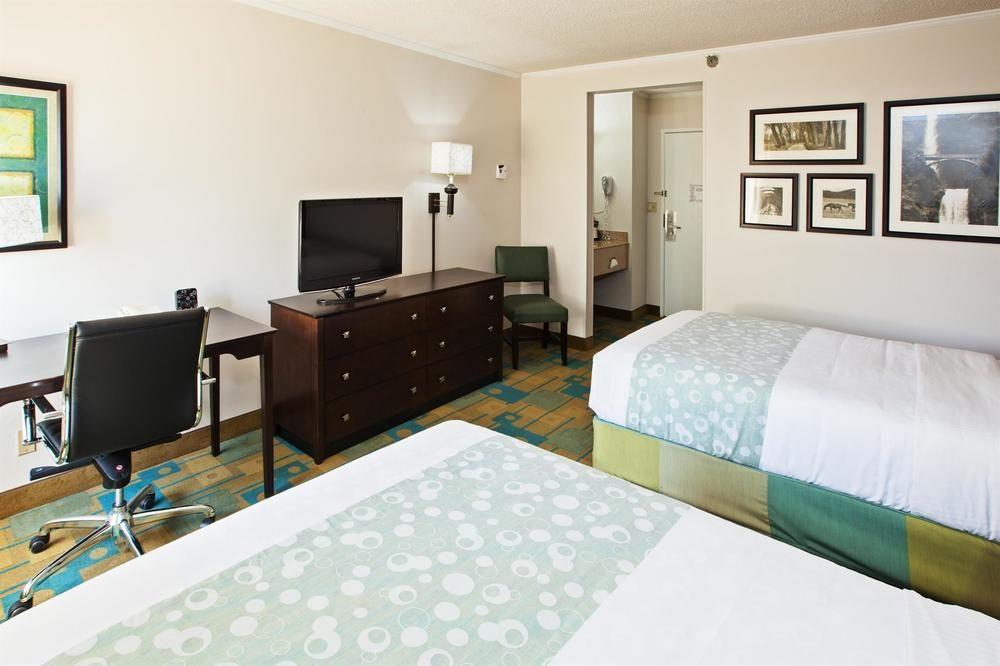 La Quinta Inn Suites Nashville Airport Pet Policy