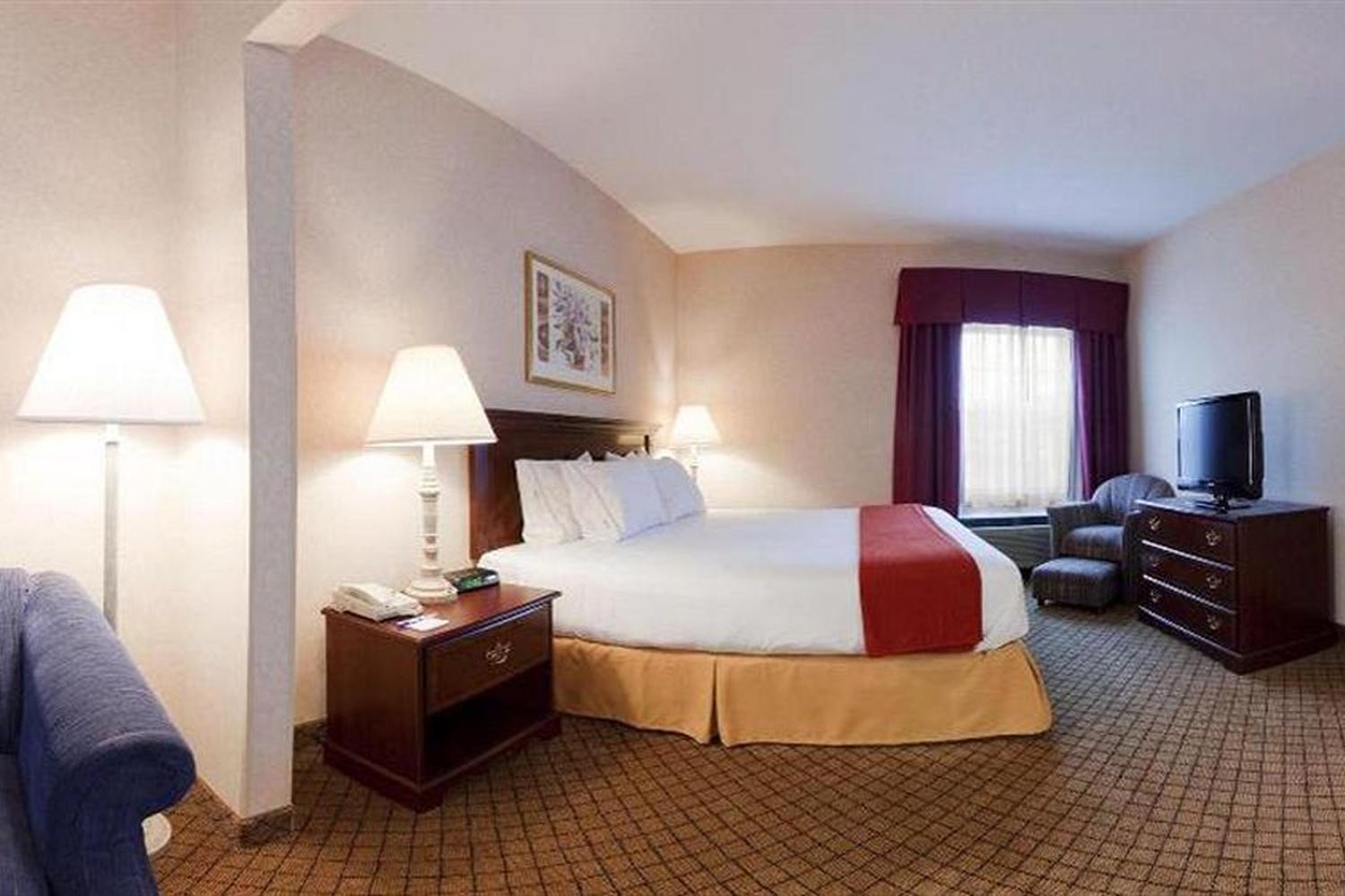 Holiday Inn Express Hotel Suites Roseville Pet Policy