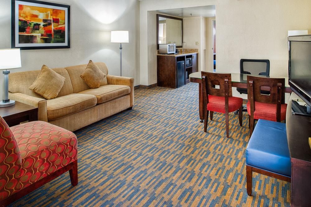 Embassy Suites Hotel Airport Pet Policy