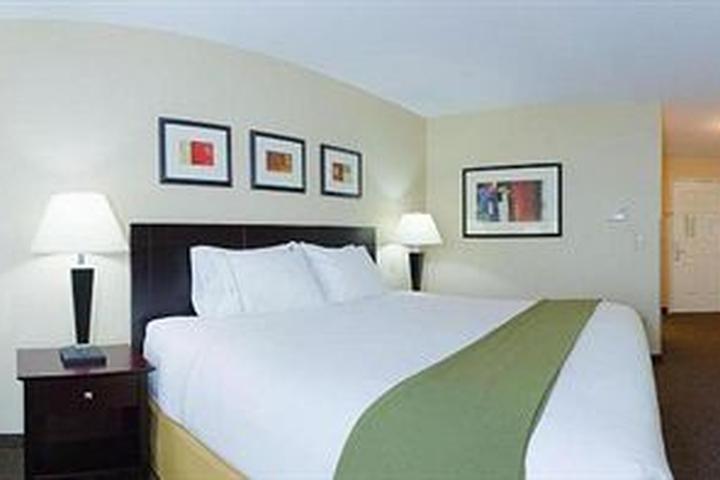 Pet Friendly Holiday Inn Express Hotel & Suites Longmont