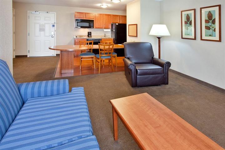 Pet Friendly Candlewood Suites Elgin NW Chicago