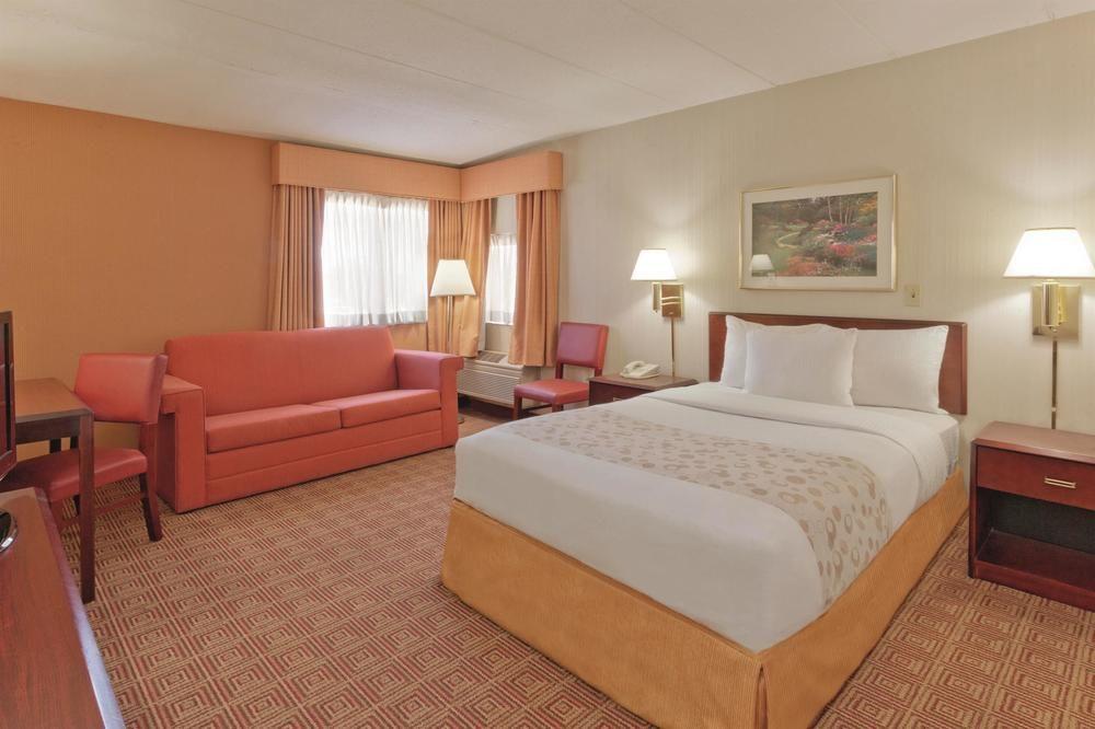 Pet Friendly Hotels In Warwick Ri Bringfido