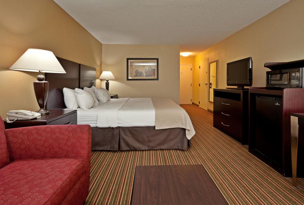 Holiday Inn Lumberton North I 95 Pet Policy