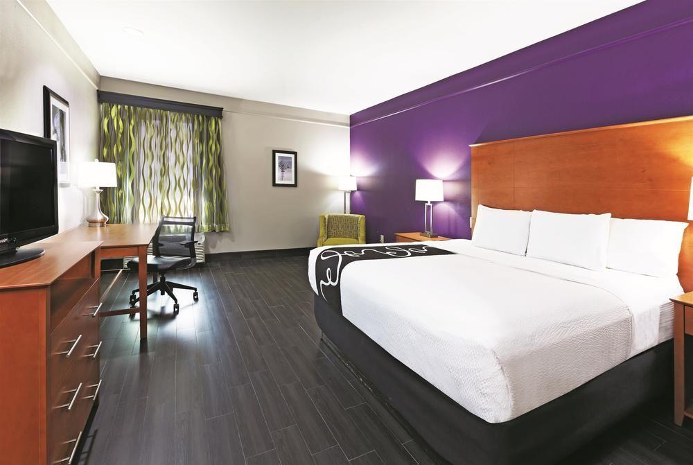 Palacio Royale Inn Signature Pet Policy