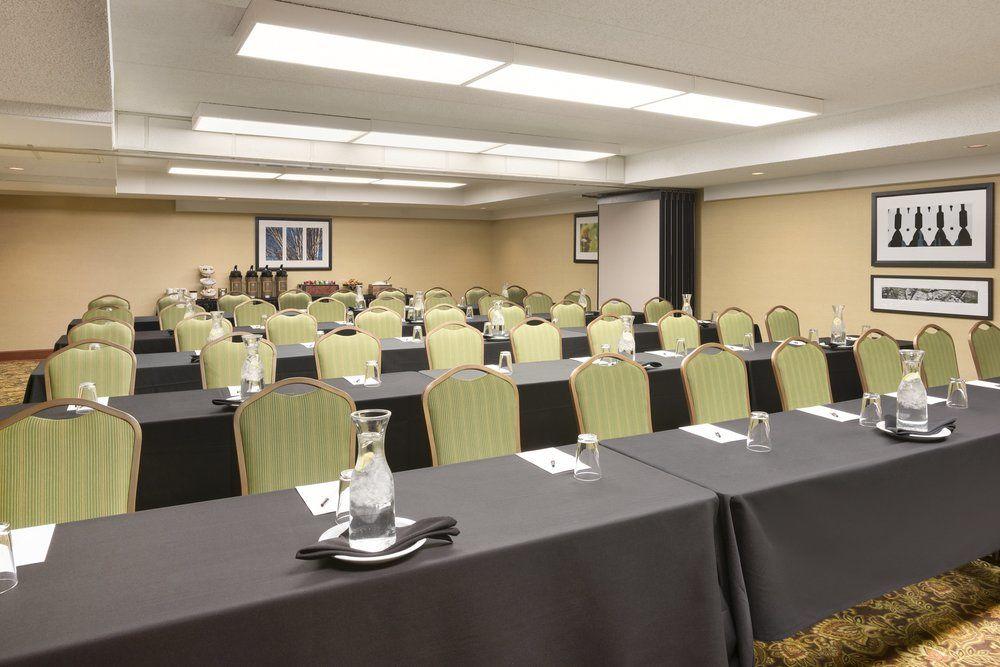 Country Inn & Suites by Radisson Lincoln Airport Pet Policy